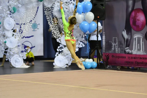 Orenburg, Rússia - 25 de novembro de 2017 ano: meninas competem na ginástica rítmica — Fotografia de Stock