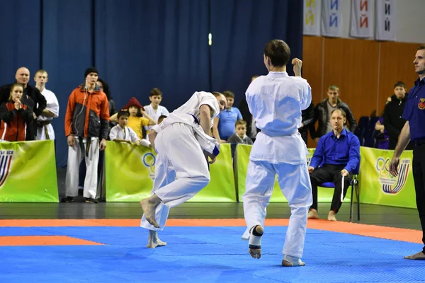 Orenburg, russland - 5. märz 2017 jahr: jungs messen sich im karate — Stockfoto