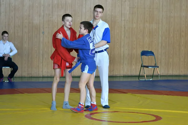 Оренбург, Россия - 23 февраля 2019 года: Соревнования по самбо среди мальчиков — стоковое фото