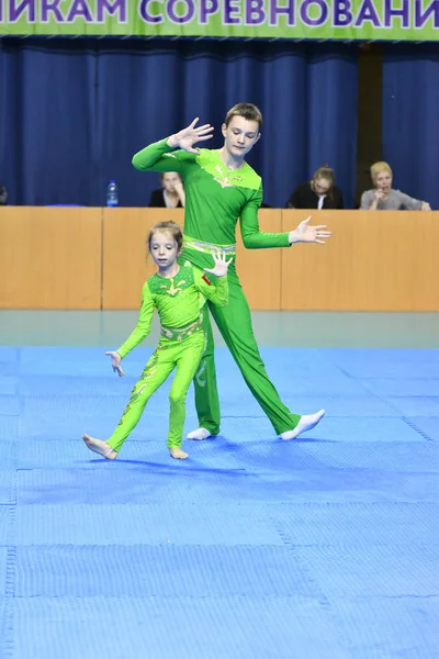 Orenburg, Rusia, 26-27 de mayo de 2017 año: Juniors compete en acrobacias deportivas — Foto de Stock