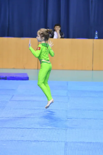 Orenburg, Rússia, 26-27 Maio 2017 ano: Juniors competir em acrobacias esportivas — Fotografia de Stock