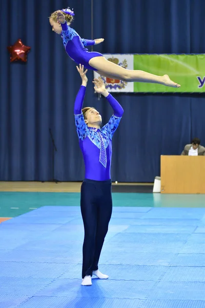 Orenburg, Russia, 26-27 maggio 2017 anno: Juniors competere in acrobazie sportive — Foto Stock