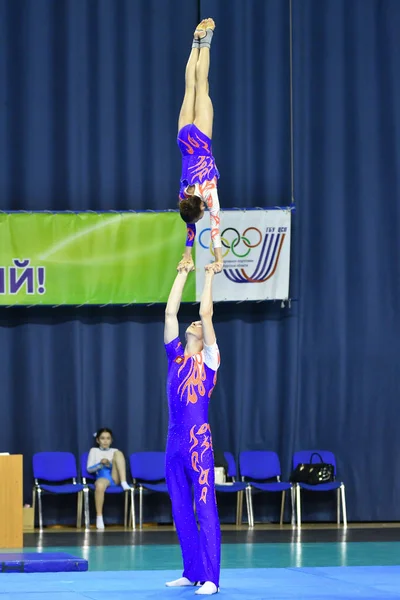 Orenburg, Rusia, 26-27 de mayo de 2017 año: Juniors compete en acrobacias deportivas —  Fotos de Stock