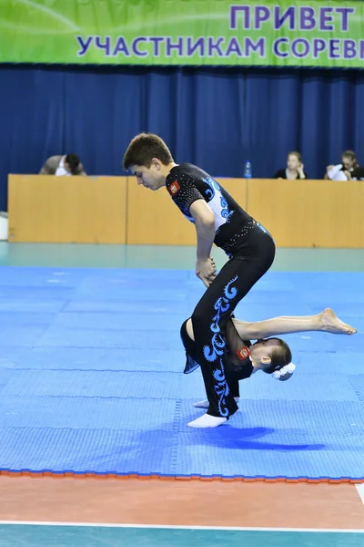 Orenburg, Rosja, 26-27 maja 2017 rok: juniorzy rywalizują w sporcie akrobics — Zdjęcie stockowe