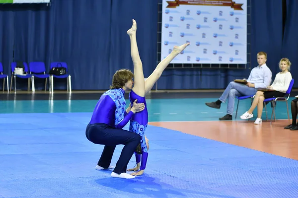 Orenburg, Rusko, 26-27 květen 2017 roku: junioři soutěží ve sportovních akrobacii — Stock fotografie