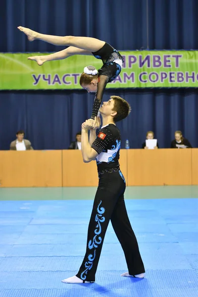 Orenburg, russland, 26-27 mai 2017 jahr: jugendliche messen sich in sportakrobatik — Stockfoto