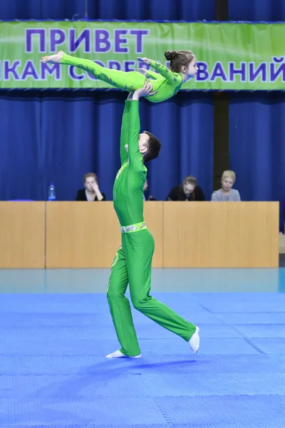 Orenburg, Ryssland, 26-27 maj 2017 år: juniorer tävlar i idrottsakrobatik — Stockfoto
