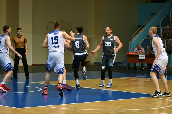 Orenburg, Russia - 13-16 giugno 2019 anno: gli uomini giocano a basket — Foto Stock