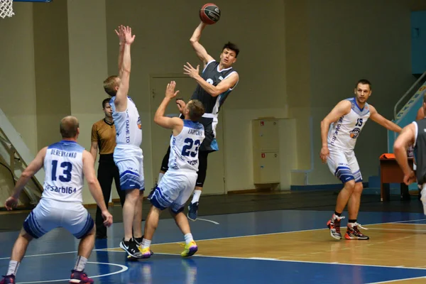 Orenburg, Rusya - 13-16 Haziran 2019 yıl: Erkekler basketbol oynuyor — Stok fotoğraf