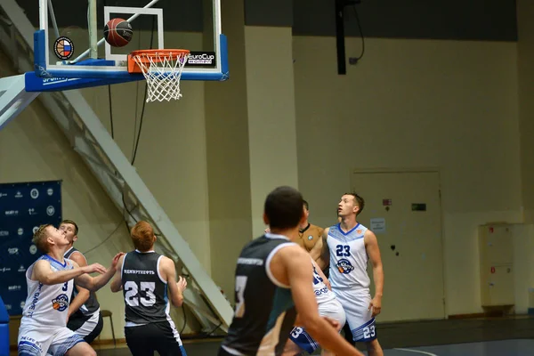 Orenburg, Russia - 13-16 June 2019 year: Men play basketball — Stock Photo, Image