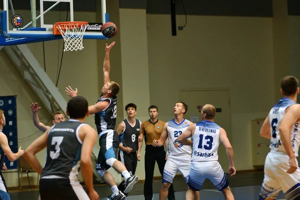 Orenburg, Russia - 13-16 June 2019 year: Men play basketball — Stock Photo, Image