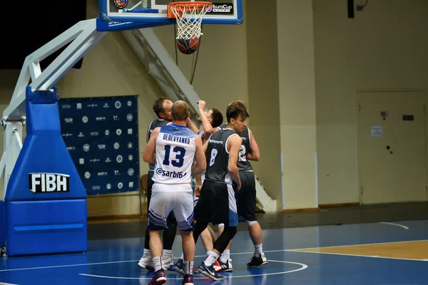 Orenburg, Russie - 13-16 juin 2019 année : Les hommes jouent au basket-ball — Photo