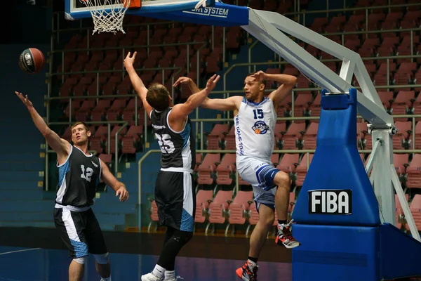 Orenburg, Rusia - 13-16 junio 2019 año: Hombres juegan baloncesto —  Fotos de Stock