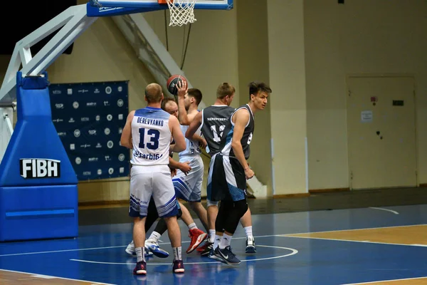 Orenburg, Russia - 13-16 June 2019 year: Men play basketball — Stock Photo, Image