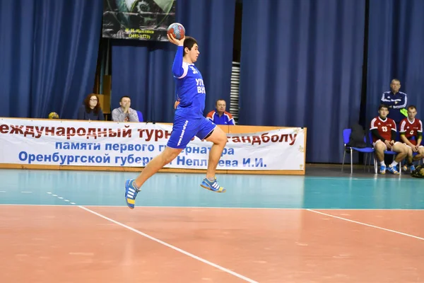 Orenburg, Rusia - 11-13 Febrero 2018 año: niños juegan en balonmano —  Fotos de Stock