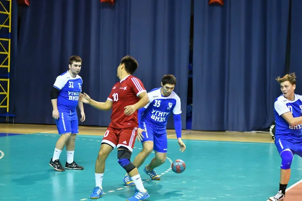 Orenburg, Rússia - 11-13 Fevereiro 2018 ano: meninos jogar no handebol — Fotografia de Stock