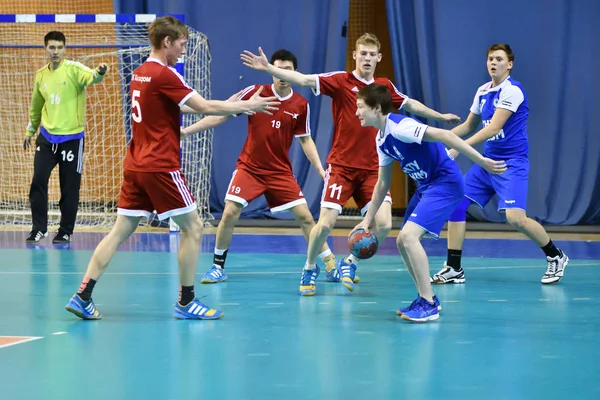 Orenburg, Rússia - 11-13 Fevereiro 2018 ano: meninos jogar no handebol — Fotografia de Stock