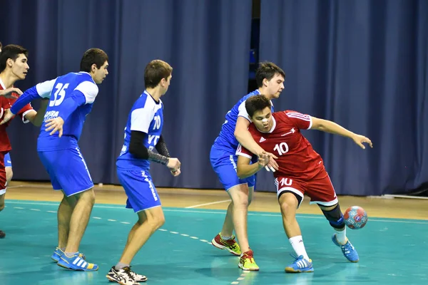 Orenburg, Rusia - 11-13 Febrero 2018 año: niños juegan en balonmano — Foto de Stock