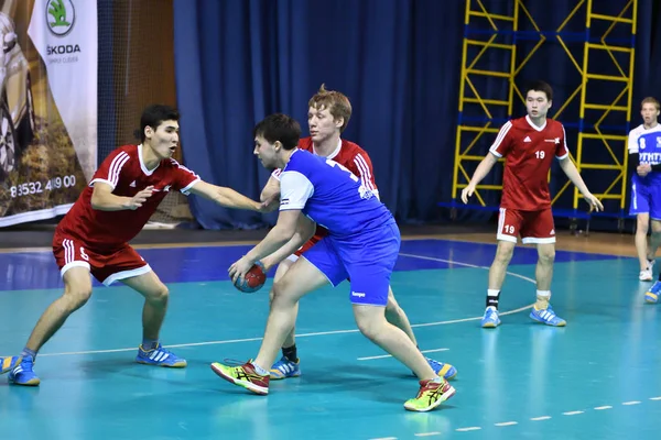 Orenburg, Rusland - 11-13 februari 2018 jaar: jongens spelen in Handbal — Stockfoto