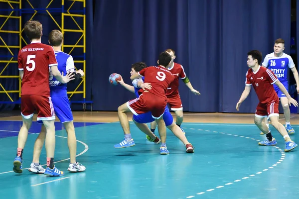 Orenburg, Rusia - 11-13 Febrero 2018 año: niños juegan en balonmano —  Fotos de Stock