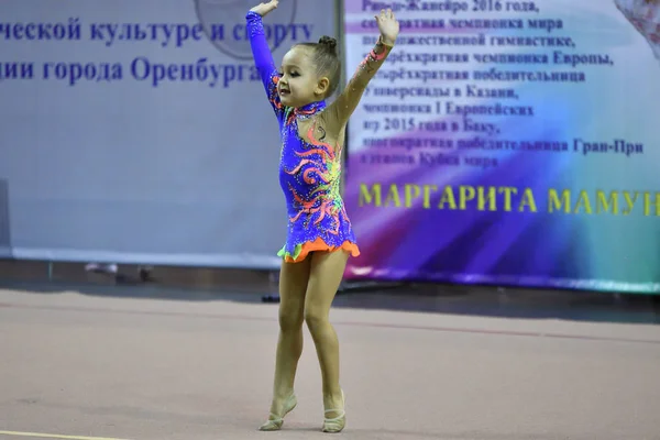 Orenburg, Rusia - 25 de noviembre de 2017 año: las niñas compiten en gimnasia rítmica — Foto de Stock