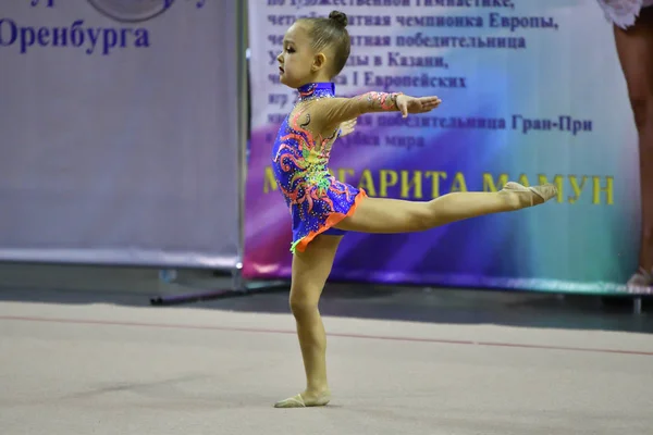 Orenburg, Russia - 25 novembre 2017 anno: le ragazze gareggiano nella ginnastica ritmica — Foto Stock