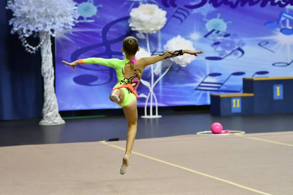Orenburg, Russia - 25 novembre 2017 anno: le ragazze gareggiano nella ginnastica ritmica — Foto Stock