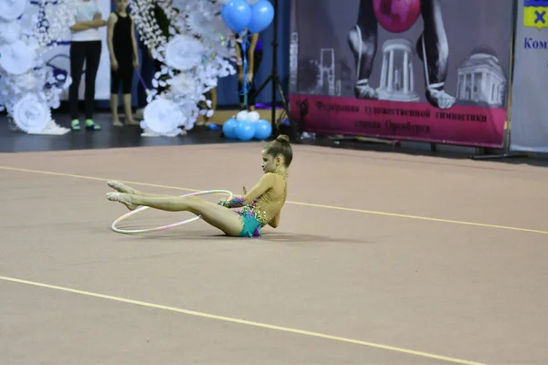 Orenburg, Russie - 25 novembre 2017 année : les filles concourent en gymnastique rythmique — Photo