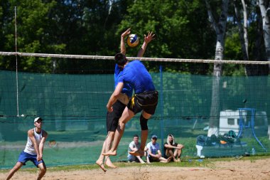 Orenburg, Rusya, 9-10 Haziran 2017 yıl: plaj voleybolu oynarken çocuklar