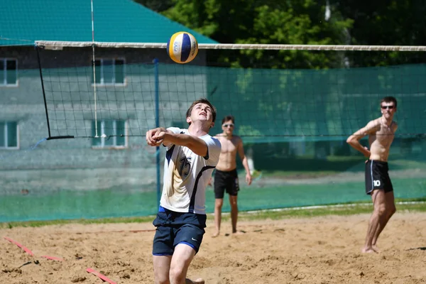 Orenburg, russland, 9-10 juni 2017 jahr: jungs spielen beachvolleyball — Stockfoto