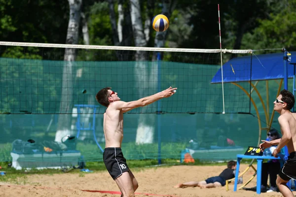 Orenburg, Rusko, rok 9-10 června 2017: kluci hrají plážový volejbal — Stock fotografie