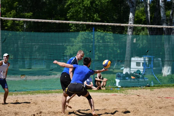 Orenburg, Rosja, 9-10 czerwca 2017 roku: boiska do siatkówki plażowej chłopców — Zdjęcie stockowe