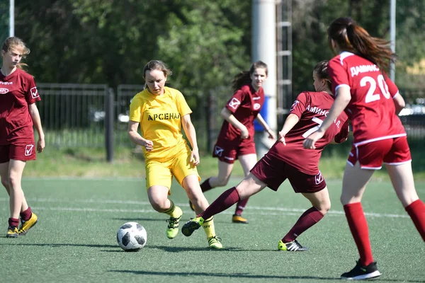 Оренбург, Росія-12 червня 2019 року: дівчата грають у футбол — стокове фото
