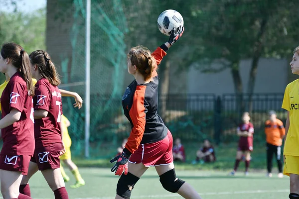 Orenburg, Rusia - 12 de junio de 2019 año: Las niñas juegan fútbol —  Fotos de Stock