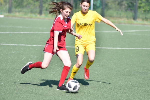 Orenburg, Rosja-12 czerwca 2019 rok: dziewczyny grają w piłkę nożną — Zdjęcie stockowe