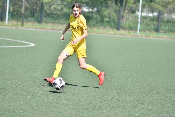 Orenburg, Rusia - 12 de junio de 2019 año: Las niñas juegan fútbol —  Fotos de Stock