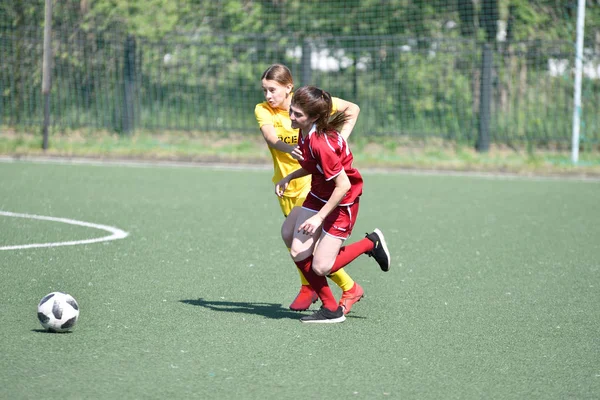 Orenburg, Rusia - 12 de junio de 2019 año: Las niñas juegan fútbol —  Fotos de Stock