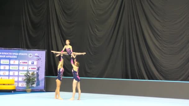 Orenburg Rusia Diciembre 2017 Año Chica Compite Acrobacias Deportivas Open — Vídeos de Stock