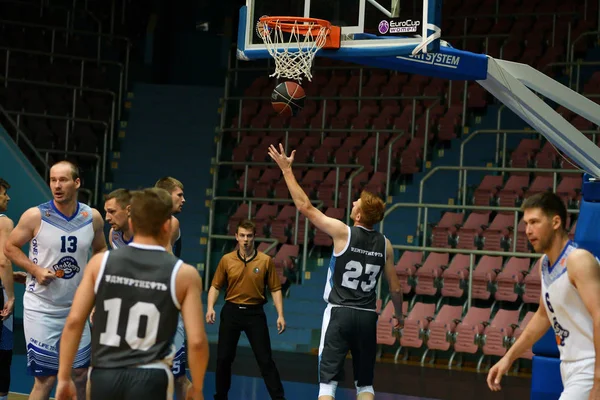 俄罗斯奥伦堡 - 2019年6月13-16日：男子打篮球 — 图库照片