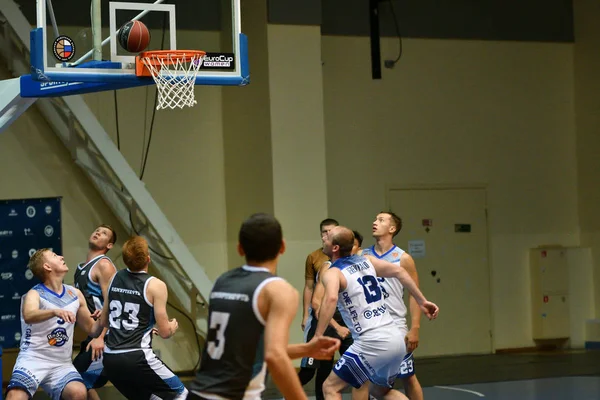 Orenburg, Russia - 13-16 June 2019 year: Men play basketball — Stock Photo, Image