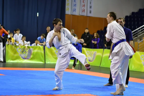 Orenburg, russland - 5. märz 2017 jahr: jungs messen sich im karate — Stockfoto