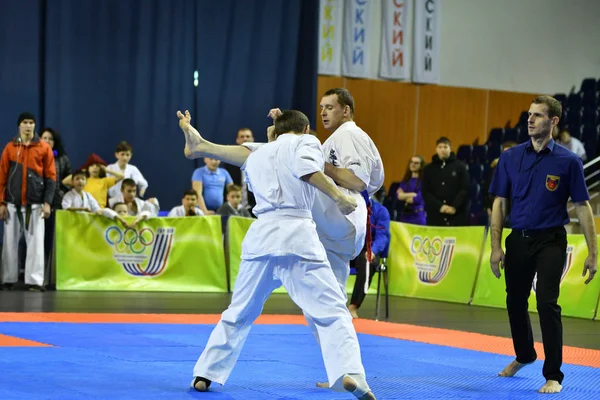 Orenburg, russland - 5. märz 2017 jahr: jungs messen sich im karate — Stockfoto