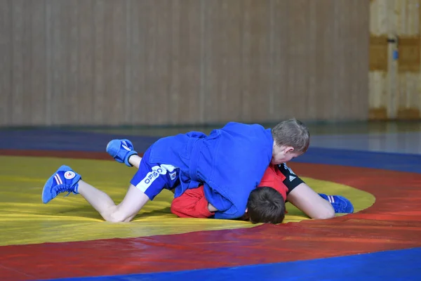 Orenburg, Rusia - 23 de febrero de 2019: Concursos para niños Sambo — Foto de Stock