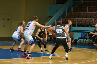 Orenburg, Rusya - 13-16 Haziran 2019 yıl: Erkekler basketbol oynuyor