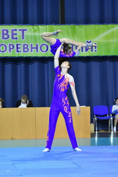 Orenburg, Rusland, 26-27 mei 2017 jaar: Juniors concurreren in sport acrobatiek — Stockfoto