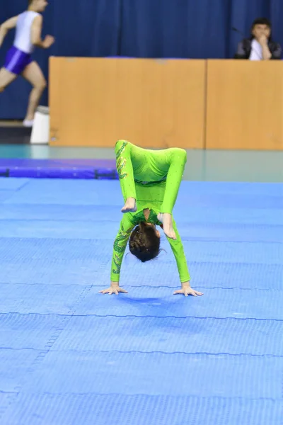 Orenburg, Russia, 26-27 May 2017 year: Juniors compete in sports acrobatics — Stock Photo, Image