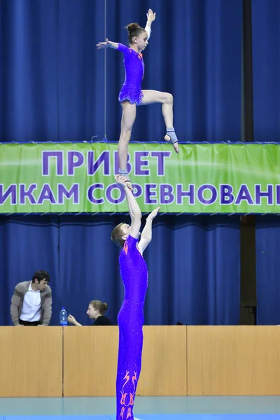 Orenburg, Rússia, 26-27 Maio 2017 ano: Juniors competir em acrobacias esportivas — Fotografia de Stock