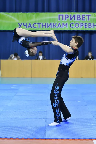 Orenburg, Rusia, 26-27 de mayo de 2017 año: Juniors compete en acrobacias deportivas —  Fotos de Stock