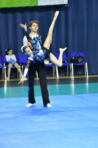 Orenburg, Rusko, 26-27 květen 2017 roku: junioři soutěží ve sportovních akrobacii — Stock fotografie