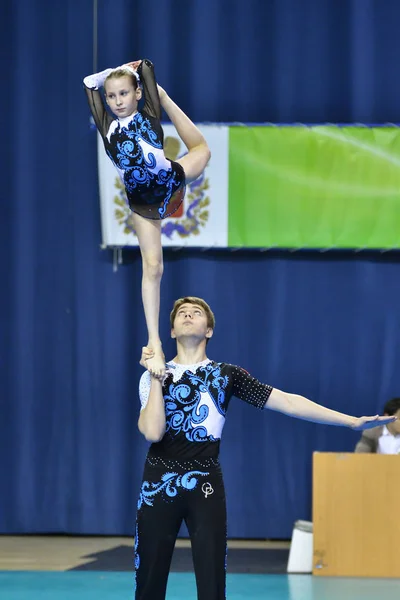 Orenburg, Rússia, 26-27 Maio 2017 ano: Juniors competir em acrobacias esportivas — Fotografia de Stock